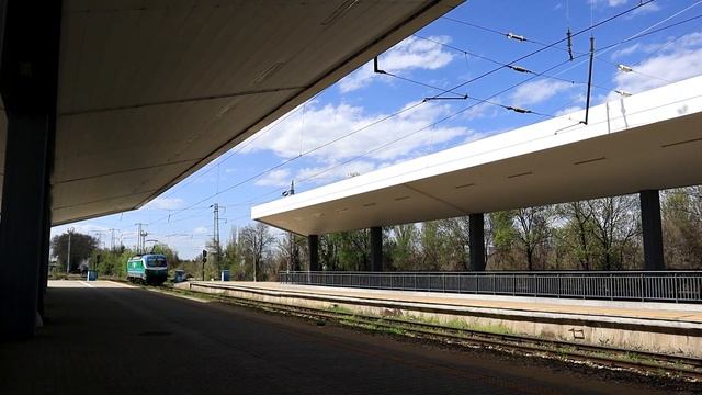 БВ 2615 и КПВ 20214 с локомотиви 80 053 и 44 066, уловени на Централна ЖП Гара София... смотреть онлайн