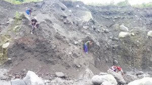 Строительство, шахтёры копают песок и разбивают камни