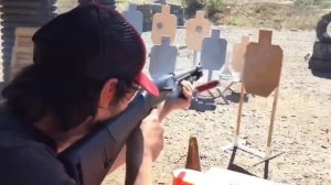 Тренировка по стрельбе  Кияну Ривза  для "Джон Уик-2"