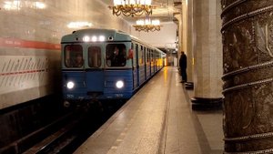 На прибывающий поезд в сторону станции Девяткино посадки нет!