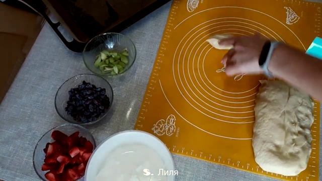Булочки цветочки с творогом и замороженной ягодой. Сдобное тесто.