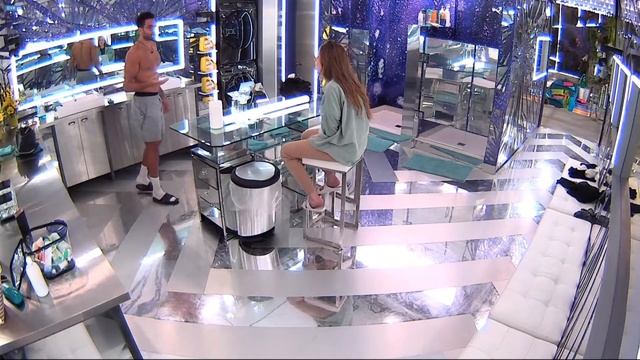 Jed/Beth talk about Tera, they don't notice Latoya is in the bathroom смотреть онлайн