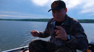 Как поймать рыбу на мормышку с лодки? Без улова не останешься! [Рыбалка на любимой реке]