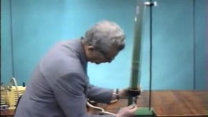 Невесомость. Опыт с трубкой Ньютона