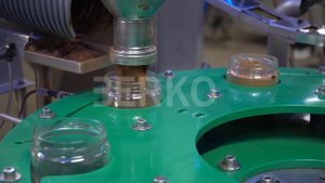 Автоматическая линия по фасовке сыпучих продуктов в банки и укупорке