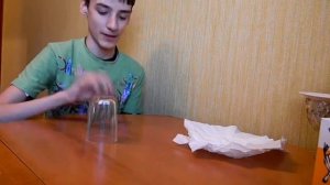 Секрет фокуса 'Стакан сквозь стол'