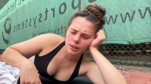 Вывалила все свои прелести 😮