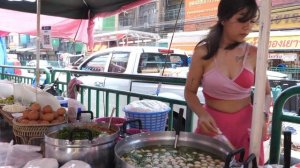Красивая тайская женщина продает лапшу карри - тайская уличная еда