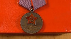 Медаль За трудовую доблесть СССР. Труд в СССР дело чести. На медале красная звезда, серп и молот