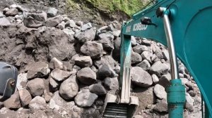 Строительство, экскаватор копает песок