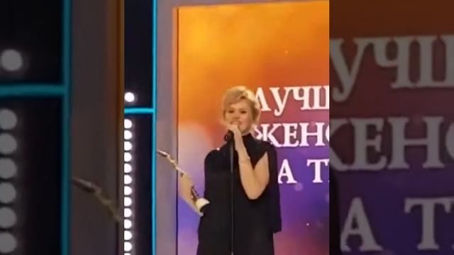 Анна Михалкова получила награду за сериал "Обычная женщина"Золотой орел-2019