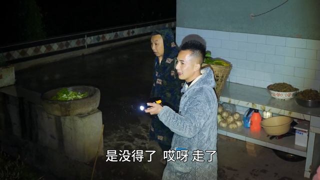 二少爷出门不在家，明二锅直接上门去偷青，老丈人气的不认女婿了 смотреть онлайн