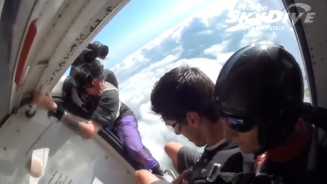 Haley King's Tandem skydive! смотреть онлайн