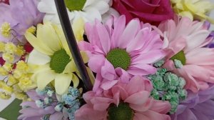 Композиция из розы, хризантемы и гипсофилы Цветы в сумочке с игрушкой 4