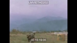 F-4 ВВС/ВМС США Phantom сбрасывает бомбы в считанных десятках метров от позиций своих подразделений