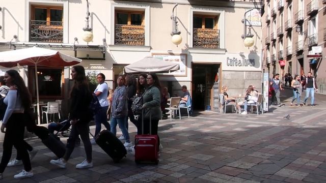 Атмосфера Мадрида. У станции метро "Опера". смотреть онлайн