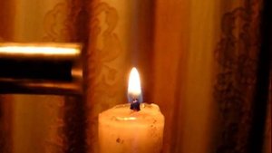 Пламя свечи и магнит