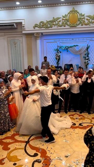 Богатая чеченская свадьба 👍🔥 гости стоя хлопали 👍🔥 смотреть онлайн