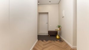 Квартира обладает уникальным шармом сталинской архитектуры, сочетая в себе современный дизайн и уют.