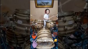 Чудо ребёнок, играет на барабанах.