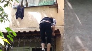 Залез дамой на третий этаж