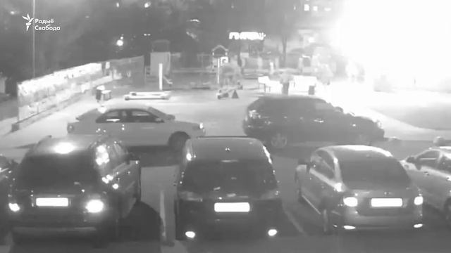 На гэтым відэа з камэраў назіраньня — затрыманьне Рамана Бандарэнкі смотреть онлайн