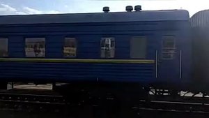"Экстренное торможение"Электровоз ЧС7-121 с пассажирским поездом и приветливая бригада, станция Изю