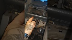 W124 снятие деревянных планок с панели