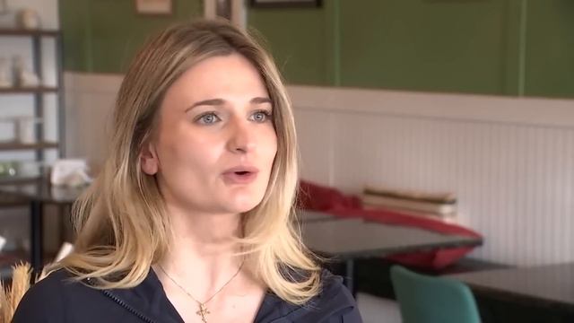 Black bear breaks into home, steals lasagna смотреть онлайн