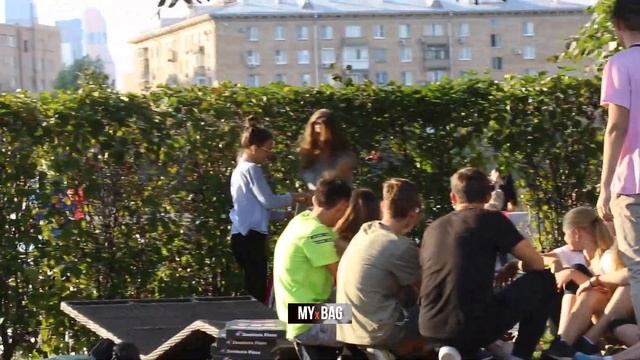 Девочка раскидала толпу школьников в парке - ОДНА!