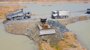 Строительство, продолжение засыпки дороги на озере