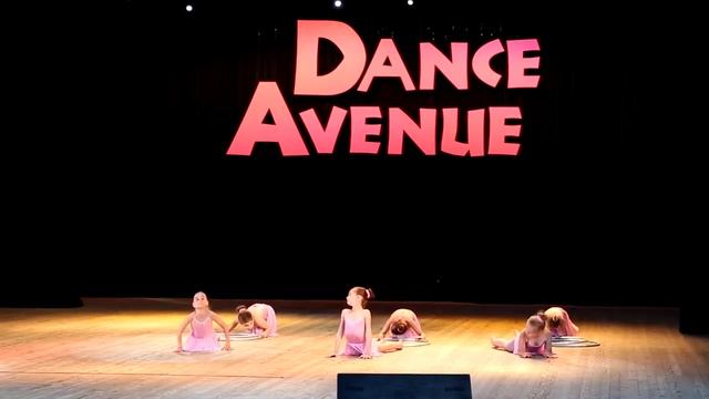 Колектив сучасного танцю з елементами художньої гімнастики смотреть онлайн