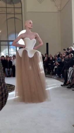 Роскошество с кутюрного показа Schiaparelli Couture S/S 2025