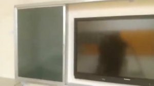 Рельсовая система с классной и интерактивной доской или панелью.