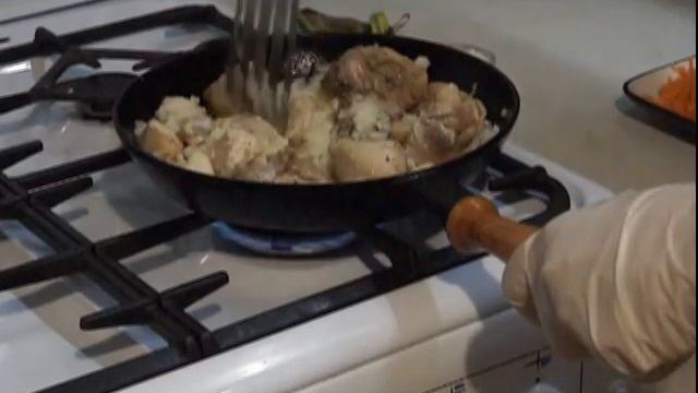 4 Обжарка курицы и добавление лука и моркови смотреть онлайн