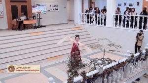 Китайский танец | китаянка танцует традиционный китайский танец
