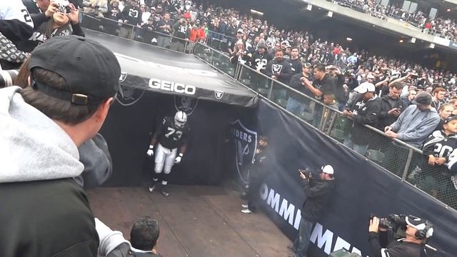 Oakland Raiders entrance into the Black Hole!! HD! смотреть онлайн