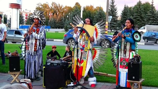 Классное выступление индейцев на улице