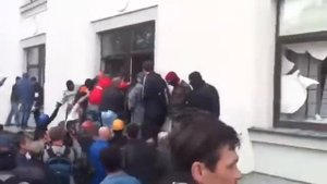 Луганск.29 апреля,2014.Штурм Луганской ОГА.