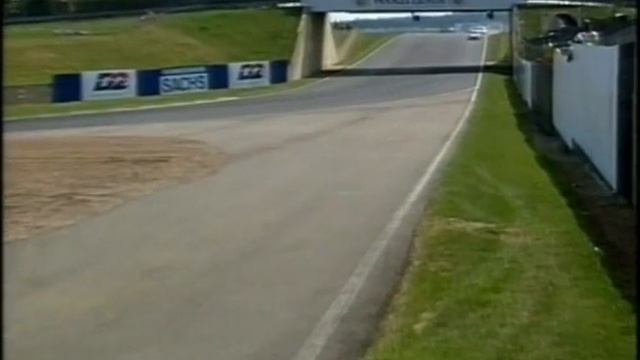 Alexander Wurz desperately trying to overtake Jason Watt at Silverstone ITC 1996 Part 1 смотреть онлайн