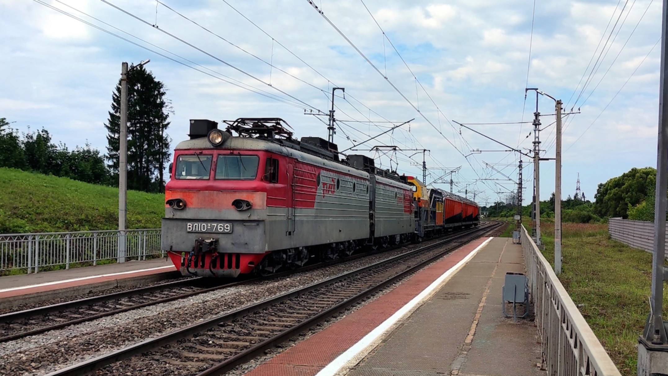 Электровоз ВЛ10У-769 с хозяйственным поездом. смотреть онлайн