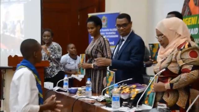 Naibu Waziri asikitishwa na Matumizi mabaya ya Mitandao ya Kijamii kwa watoto смотреть онлайн