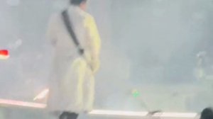 Рихард Круспе ногами поднял микрофон. Rammstein