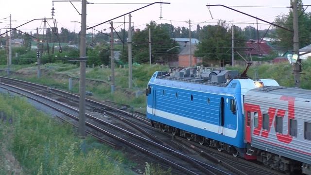 "Задний прожектор" ЭП1М-449 с поездом №231 Ейск-Москва отправляется со станции Миллерово смотреть онлайн