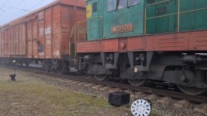 ТЕПЛОВОЗ ЧМЭ3-571 С ПРИВЕТЛИВОЙ ЛОКОМОТИВНОЙ БРИГАДОЙ ТИФОН ГУДОК ГРОМКИЙ С ГРУЗОВЫМ ПОЕЗДОМ