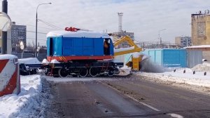 Железнодорожный кран КДЭ163 с щёточный снегоочистителем