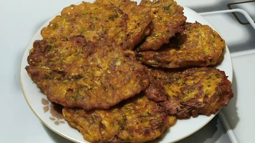 Оладьи из кабачков и помидоров, Очень вкусные и нежные кабачковые оладьи, простой и быстрый рецепт