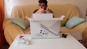 Unboxing Xbox One S.
