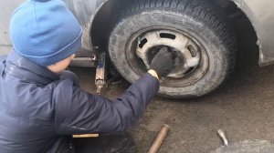 Пробуем накачать разбортованные колеса с помощью бензина и устанавливаем на машину !