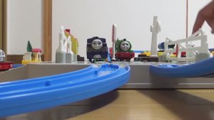 Паровозик Томас  — давайте пересечём железнодорожный переезд вместе с животными!